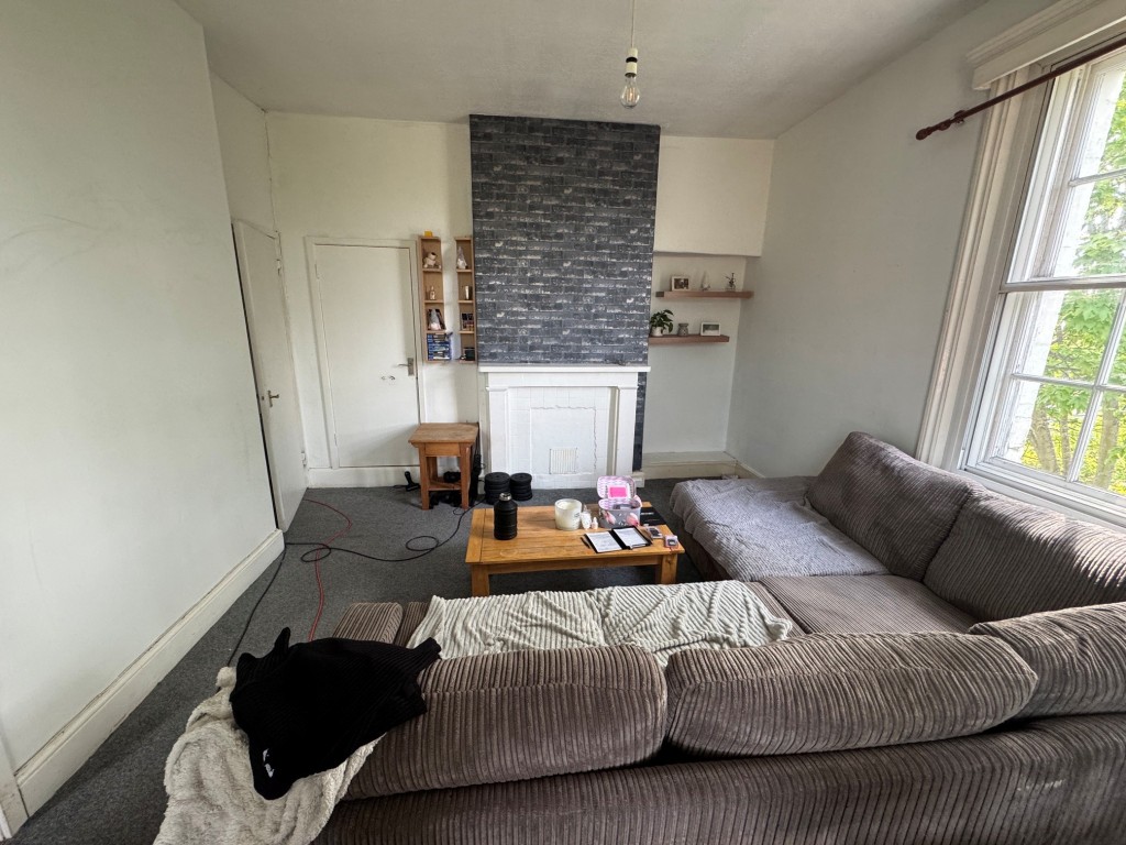 Lot: 132 - PERIOD FREEHOLD BLOCK OF SIX FLATS WITH OFF STREET PARKING - Hay House - Flat 5 - Living room